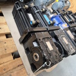 Lenze MDSKSAG071-03 00410408 2kW Servo Motor with Gear Box